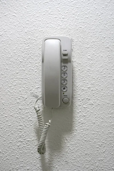 白い壁の電話 インターホンは 白い壁で掛かります ホームのオブジェクト 白い壁には 現代的な電話システムがマウントされています 白い背景のヴィンテージの壁の電話 — ストック写真