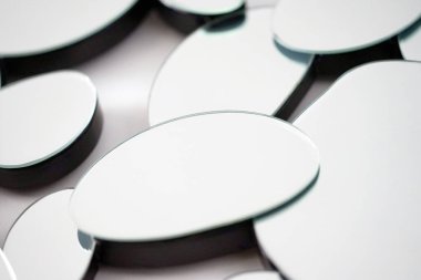 Ayna ile elips, duvar, dekorasyon ve yansıma oval. Arka cam arka plan. Poligonal yüzey. Yakın çekim. Doku.