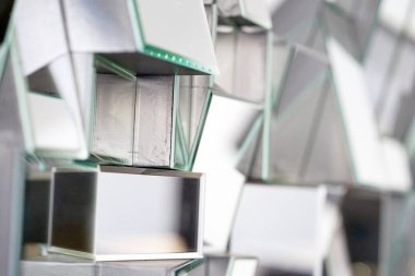 İle oturaklı duvar, dekorasyon ve yansıma ayna. Arka cam arka plan. Poligonal yüzey. Yakın çekim. Doku.