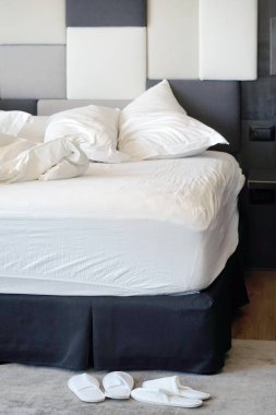 Otel buruşuk yatakta. Tamamlanmamış veya dağınık yatak komik gece, yeni evli çiftin seks sonra Close-up. Kirli Yataklı Oda süslemeleri. Nevresim, çarşaf ve yastık berbat kullanılan.