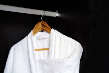 İki kat kapıda asılı beyaz. Otel sabahlıklar kapıda asılı üzerinde.