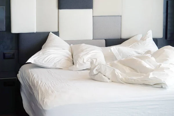 ホテルのしわくちゃのベッド 面白い夜 新夫婦のセックスの後未完成または乱雑なベッドのクローズ アップ 汚いベッドは 部屋を飾る リネン シーツ 枕を台無しに使用 — ストック写真