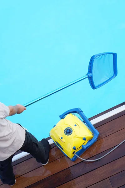 Limpiador Piscinas Durante Trabajo Robot Limpieza Para Limpiar Fondo Las —  Fotos de Stock