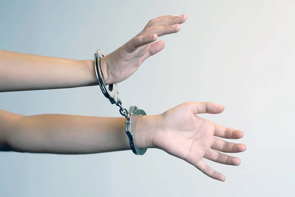 逮捕された女性の手に手錠をかけました 囚人や逮捕されたテロリスト 分離された手錠で手のクローズ アップ 刑事の女性の手は 手錠でロックされています クローズ アップ ビュー — ストック写真