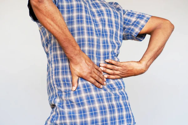 Vista Cerca Joven Africano Con Dolor Los Riñones Sobre Fondo — Foto de Stock