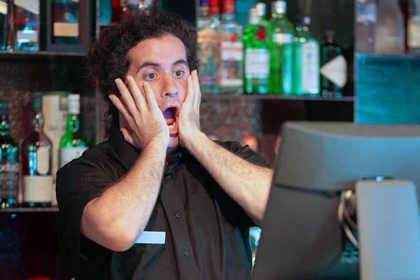 Männliche Barkeeper Machte Einen Fehler Der Rechnung Emotionen Eine Bardame — Stockfoto