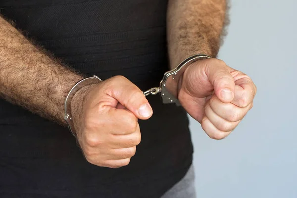 Γκρο Πλαν Συνελήφθη Άνδρας Δεμένος Χειροπέδες Χέρια Που Απομονώνονται Γκρι — Φωτογραφία Αρχείου