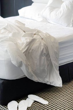 Otel buruşuk yatakta. Tamamlanmamış veya dağınık yatak komik gece, yeni evli çiftin seks sonra Close-up. Kirli Yataklı Oda süslemeleri. Nevresim, çarşaf ve yastık berbat kullanılan.