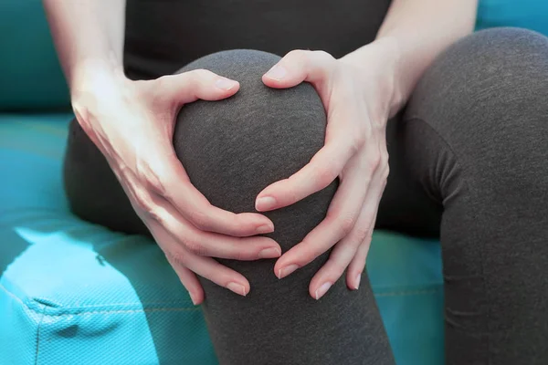 Dolor Rodilla Pierna Femenina Primer Plano Con Rodillas Dolorosas Mujer — Foto de Stock