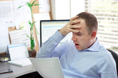 Mektupta olumsuz haberler okuma office çalışan adam. Şok iş adamı. İş Yöneticisi alınan işten çıkarılma mesaj mektubu şaşırmış duygu şirketten. Heyecanlı bir erkek olmadan sevinç.