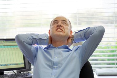 Yorgun boyun. Office çalışan adam üzerinden boyun ağrısı acı. erkek duygu yorgun, Exhausted, vurguladı. Erkekler elleriyle ağrılı boyun masaj. Beden ve sağlık kavramı.