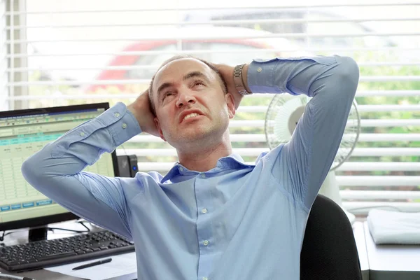 Yakın Çekim Office Çalışan Adam Baş Ağrısı Migren Ağrısı Acı — Stok fotoğraf