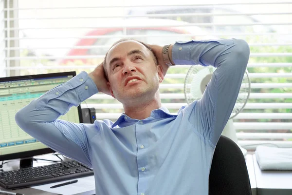 Yakın çekim office çalışan adam baş ağrısı migren ağrısı acı. Sağlık sorunu, stres ve depresyon. Erkek el ile kafa tutar. Baş ağrısı acı bir iş adamı. Sakallı adam.