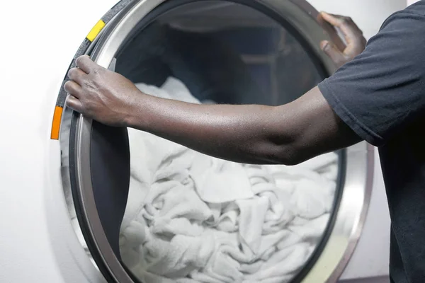 Las Manos Trabajador Lavandería Africano Posada Dan Una Toalla Limpia —  Fotos de Stock