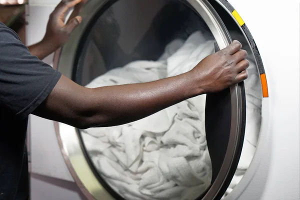 Las Manos Trabajador Lavandería Africano Posada Dan Una Toalla Limpia —  Fotos de Stock