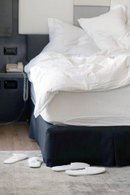 Otel buruşuk yatakta. Tamamlanmamış veya dağınık yatak komik gece, yeni evli çiftin seks sonra Close-up. Kirli Yataklı Oda süslemeleri. Nevresim, çarşaf ve yastık berbat kullanılan.