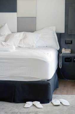 Otel buruşuk yatakta. Tamamlanmamış veya dağınık yatak komik gece, yeni evli çiftin seks sonra Close-up. Kirli Yataklı Oda süslemeleri. Nevresim, çarşaf ve yastık berbat kullanılan.