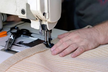 Erkek el çanta dikiş makinesi üzerinde dikmek. Pirinç ve şeker için dikiş çanta. İşe alınan işçi. Profesyonel terzi. Adam terzi. Dikiş deri eller erkekler.