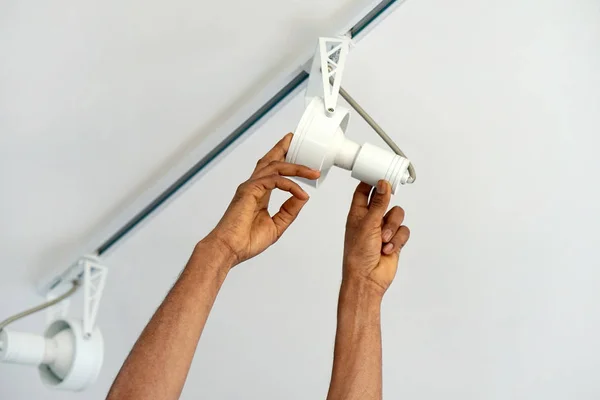 Électricien homme travailleur installant un projecteur LED plafond — Photo