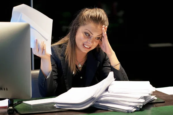 Close Van Kantoor Werknemer Verdrietig Met Een Hoop Papierwerk Voor — Stockfoto