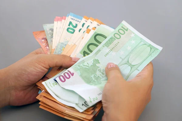 Manos Mujer Que Consideran Billetes 100 Euros Manos Montón Dinero — Foto de Stock