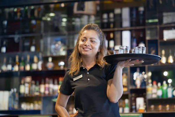 Una Barista Porta Degli Occhiali Whisky Vassoio Cliente Del Bar — Foto Stock