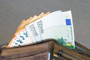 M-cüzdan Euro banknot ile doldurulmuş. Doldurulmuş deri cüzdan. M-cüzdanda Euro banknot. Deri cüzdan, parça.