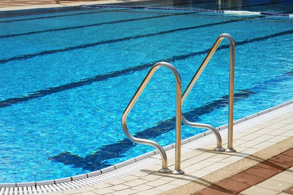 Corrimano Discesa Piscina Pulitore Piscina Durante Suo Lavoro — Foto Stock