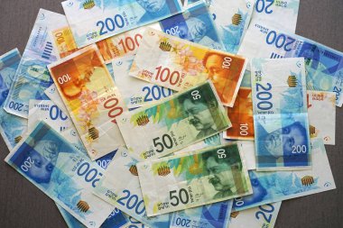 İsrail 'in 50, 100 ve 200 şekel' lik yeni para desteleri (banknotlar). Yeni İsrail Shekel serisi C.
