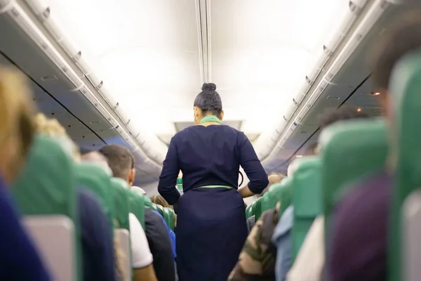 Die Stewardess Serviert Den Passagieren Während Des Fluges Tee Kaffee — Stockfoto