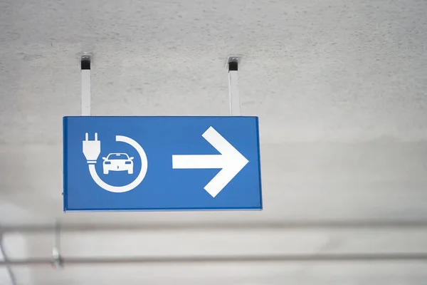 電気自動車の充電のサインは地下駐車場です 電気自動車充電ステーション信号 — ストック写真