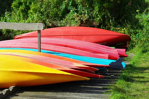 Vícebarevné Obrácenou Kánoí Pobřeží Vícebarevné Obráceným Kanoe — Stock fotografie