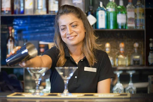 Garota Barman Profissional Serve Coquetel Fresco Para Clientes Bar Hotel — Fotografia de Stock