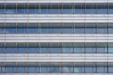 Cam gri modern şehir iş bina gökdelen kare Windows. Cam balkon binanın içinde. Yeni mahallede modern apartmanlar. Windows, bir bina, doku.