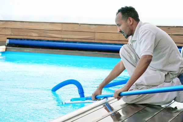 Havuz temizleyicisini çalışmaları sırasında. Otel personel işçi havuz temizleme.