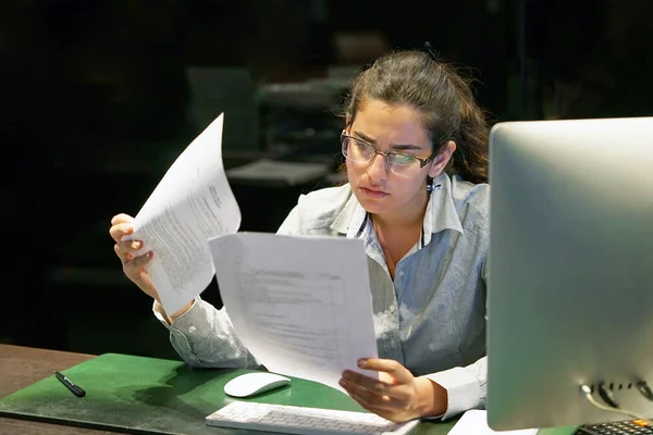 Una Trabajadora Del Hotel Recepción Leyendo Noticias Negativas Una Carta — Foto de Stock