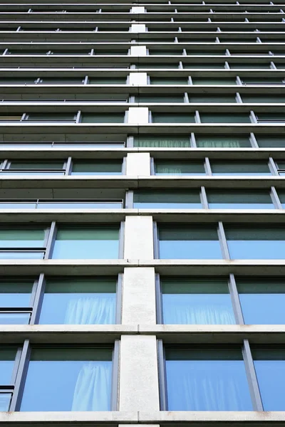 Vue Bas Verre Gris Carré Fenêtres Gratte Ciel Moderne Bâtiment — Photo