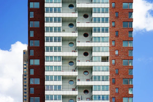 Moderní Vícepodlažní Budova Pozadí Oblohy Balkony Budově Moderní Bytové Domy — Stock fotografie