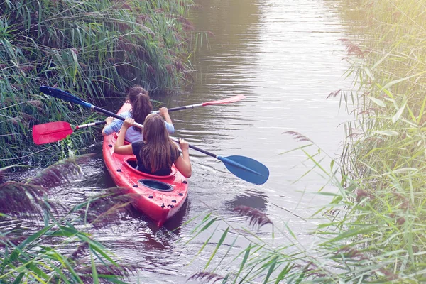 Kinder Schwimmen Kajaks Durch Einen Schmalen Kanal Des Flusses Ein — Stockfoto