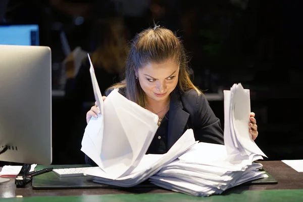 Gros Plan Employée Bureau Est Détresse Avec Beaucoup Paperasserie Devant — Photo