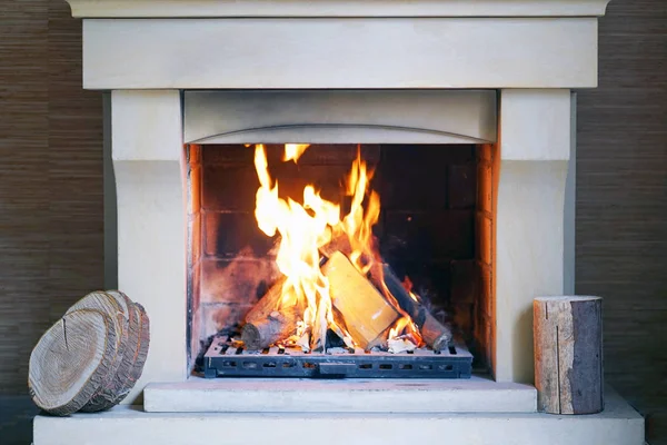 Fuego Caliente Chimenea Piedra Una Noche Fría Cálida Chimenea Acogedora — Foto de Stock