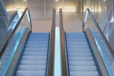 Bir ofis binası içinde yürüyen merdiven. Boş yürüyen merdiven. Modern alışveriş merkezi, mağaza yürüyen merdiven, yürüyen merdiven. Bir cam bina içinde boş yürüyen merdiven.