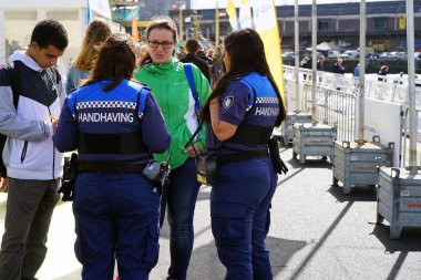 Hollanda Caddesi üzerinde polis kadın geçenler için konuşuyor. 7 Eylül 2018. Rotterdam. Hollanda.