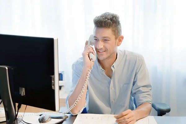 Ein Büroangestellter Aus Nächster Nähe Der Das Telefon Annimmt Und — Stockfoto