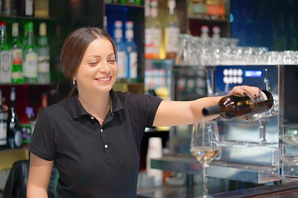 Barman Vrouw Staande Glimlachen Giet Witte Wijn Een Glazen Uit — Stockfoto