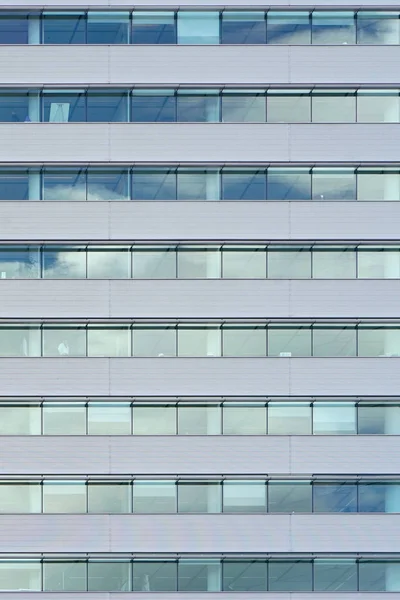 Glasgraue Quadratische Fenster Eines Modernen Geschäftshauses Der Stadt Glasbalkone Gebäude — Stockfoto