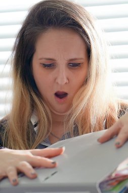 Ofis çalışanı Close-up evrak onun önünde bir sürü sıkıntı. Bir sürü kağıt iş ofiste. Bağırıyor ve çığlık için kötü sonuçlar. İşkadını sorunları.