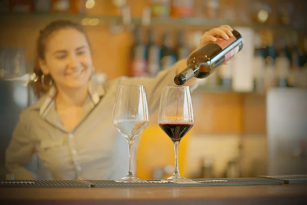 Barista Ragazza Piedi Sorridente Versa Vino Rosso Bicchiere Una Bottiglia — Foto Stock