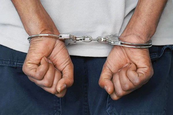 Γκρο Πλαν Συνελήφθη Άνδρας Δεμένος Χειροπέδες Χέρια Στην Πλάτη Απομονώνονται — Φωτογραφία Αρχείου
