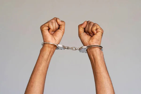 Primer Plano Hombre Africano Arrestado Esposado Las Manos Prisionero Detenido — Foto de Stock